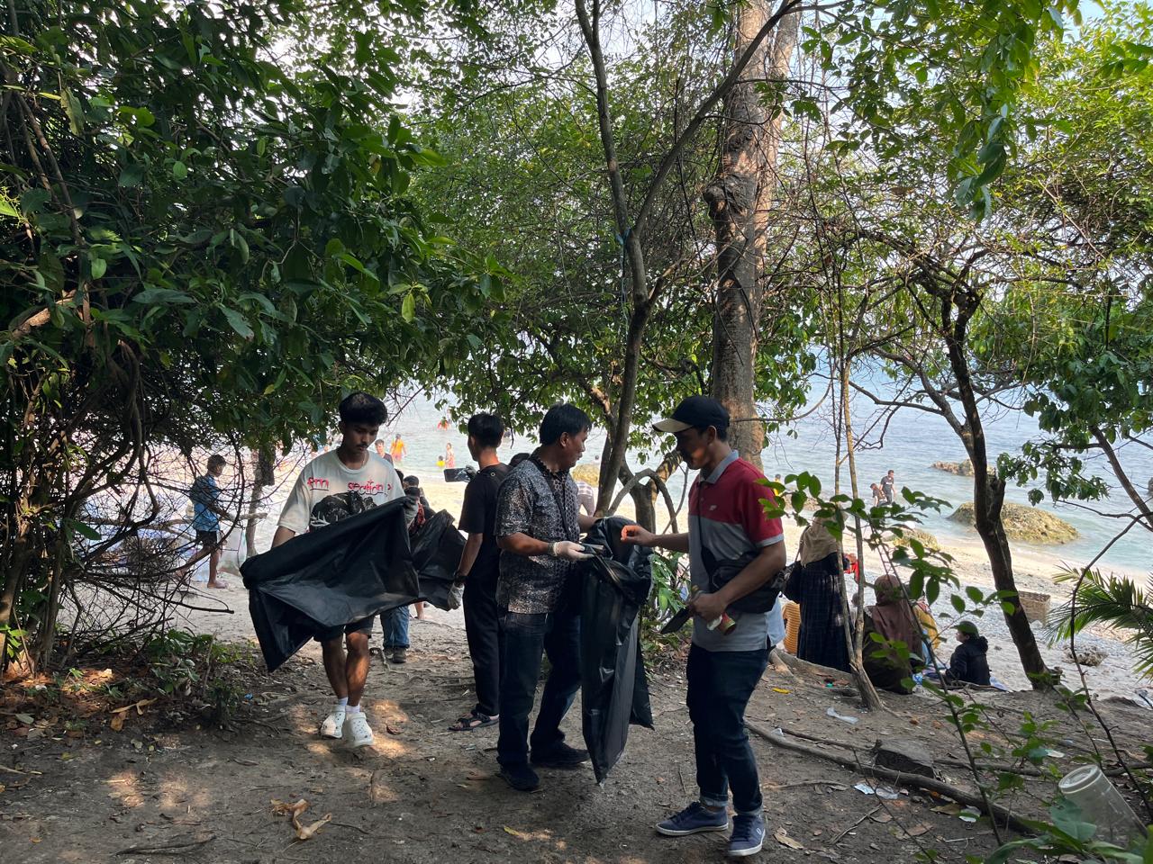 Honda Banten Gelar Program CSR Bersih-Bersih Pantai di Pulau Merak Kecil