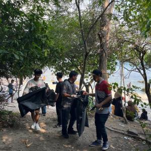 Honda Banten Gelar Program CSR Bersih-Bersih Pantai di Pulau Merak Kecil