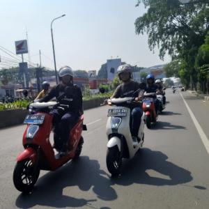 Honda Banten Ajak Jurnalis Rolling City dengan Motor Listrik Honda EM1