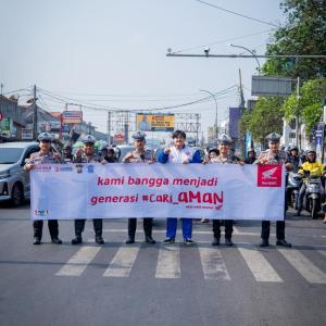 Honda Banten dan Polresta Serang Kota Bagikan Helm untuk Pengendara di Kota Serang